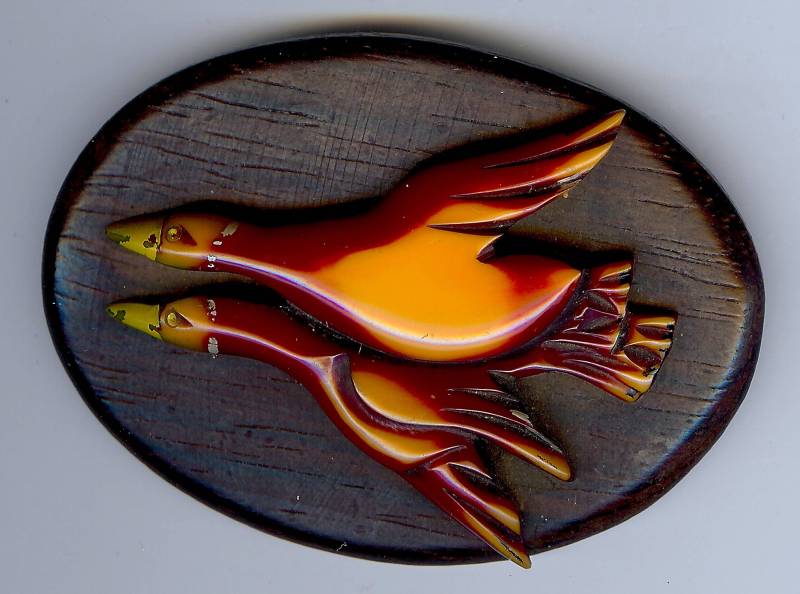 Vintage Überfärbte Bakelit Geschnitzte Fliegende Enten Auf Holz Anstecknadel von VintageLovedOne