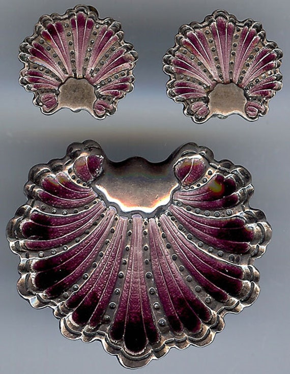 Wunderschöne Vintage Sterling Silber Lila Emaille Shell Design Pin Brosche & Ohrringe Set von VintageLovedOne