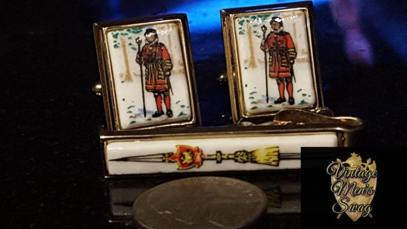Vintage Manschettenknöpfe Krawatte Clip Schilde Und Dante Beefeater Keramik Von Herren Swag Viel Bd-1 Angeboten von VintageMenSwag