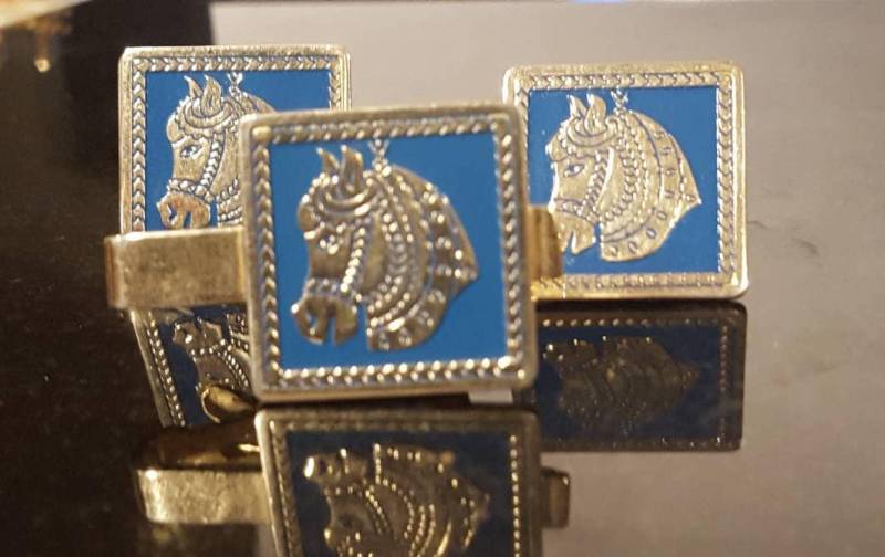 Vintage Manschettenknöpfe Krawatte Clip Swank Pferd 1950Er Jahre "Karussell" Designer Kollektion Bräutigam Hochzeit Angeboten Von Herren Swag D5 von VintageMenSwag