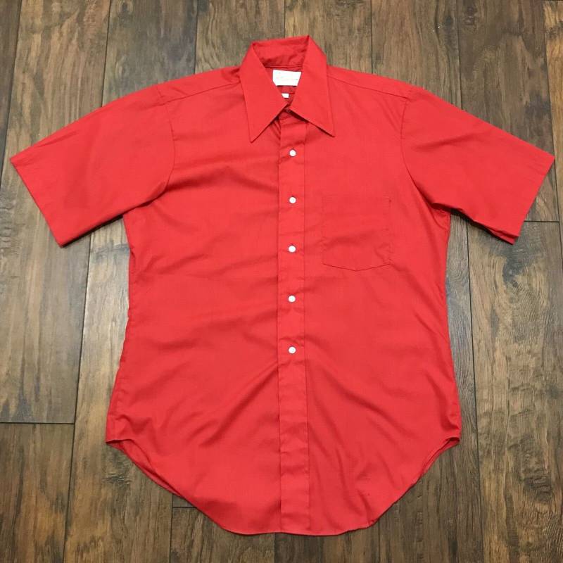 Vintage 1970Er 70Er Jahre Arrow Kent Kollektion Rotes Polyester Sanforized Button Up Shirt Union Made in Usa Herren Größe 15 1/2 Small von VintageMensGoods