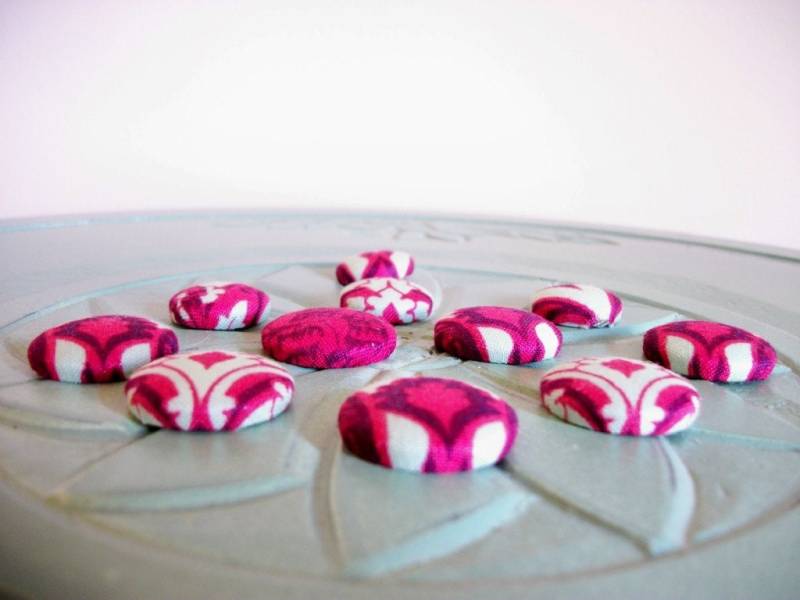 Bedeckt, Tasten Rot Pink Lila Magenta Gedeihen 11 Im Set in Herzförmige Dose Mit Klarer Deckel Flatback von VintageMiniatures