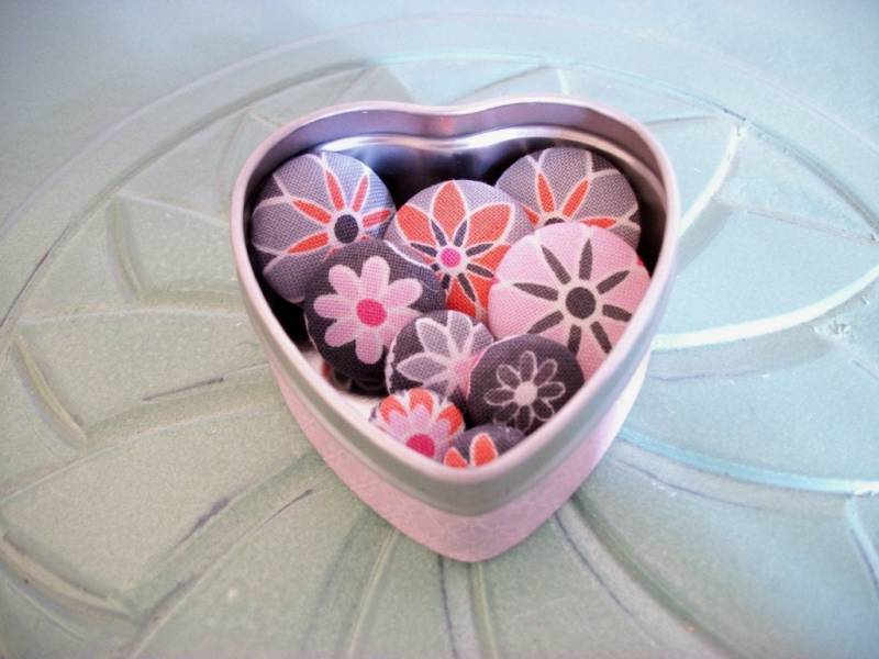 Pins Reißzwecken Stoff Bezogen Schaltfläche Pink Orange Schwarz Grau Magenta Gedeihen 9 Im Set in Herzförmige Dose Mit Klarer Deckel Flatback von VintageMiniatures