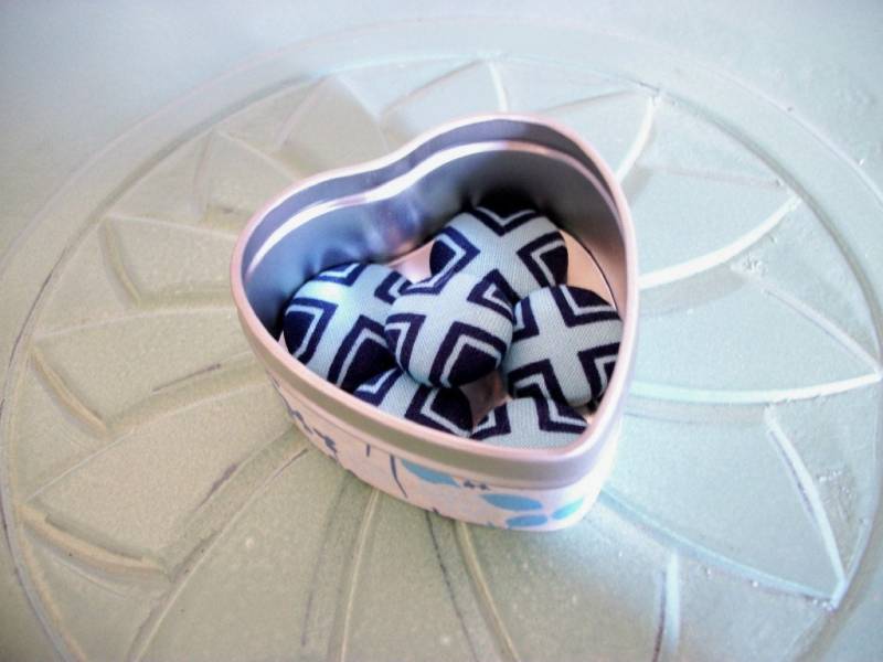 stoff Bezogen Tasten Blau X Marken Der Platz 6 in Herzförmige Dose Mit Klarer Deckel Flatback Legen von VintageMiniatures