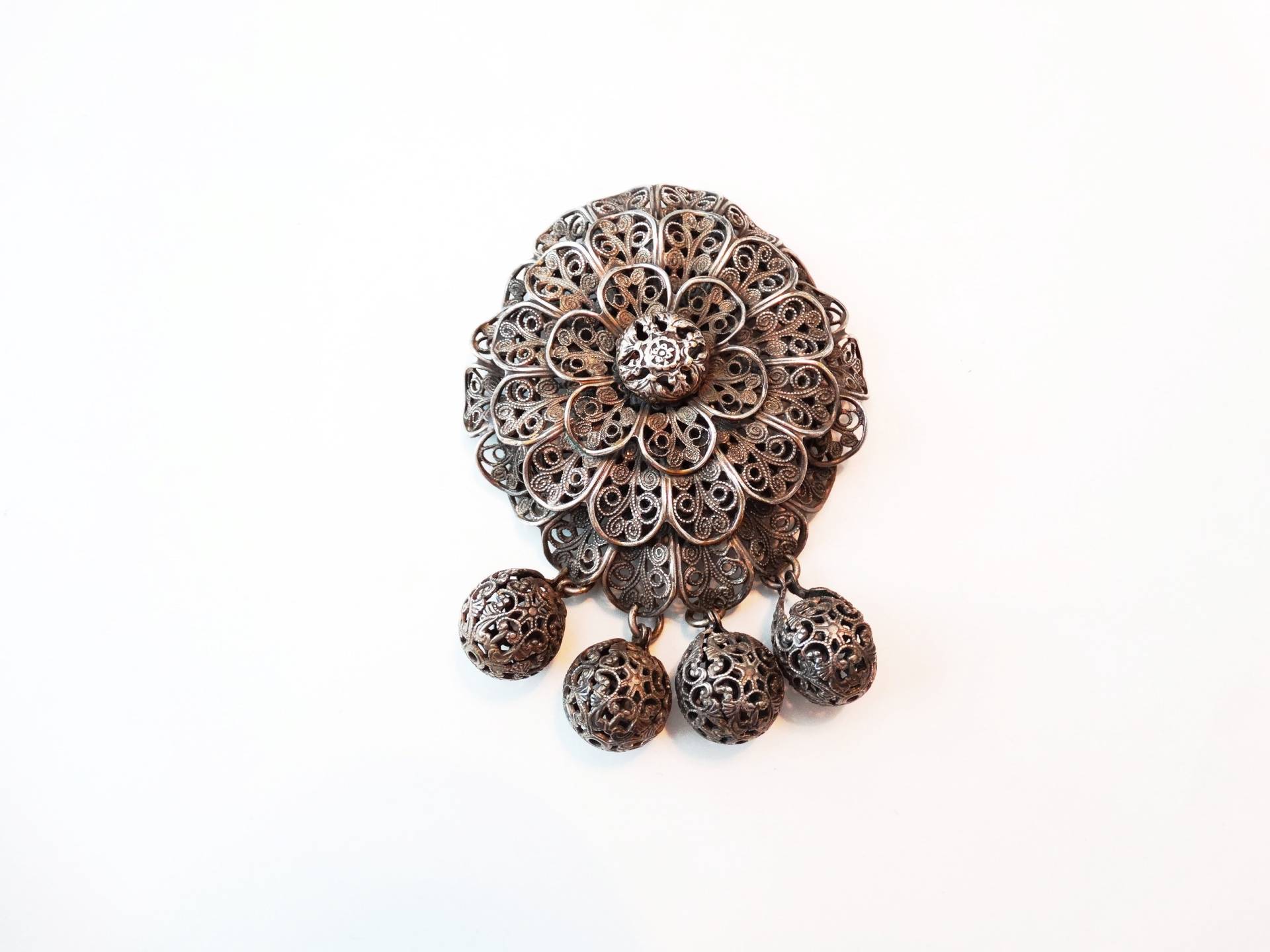 1920Er Jahre Art Deco Sterling Button Co Ny Große Messing Filigrane Kleid Clip Baumelnde Kugeln von VintageMinks