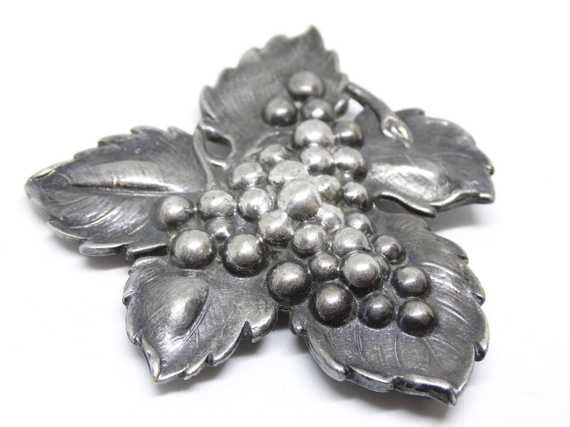 1930Er Joseff Hollywood Traubenblatt Und Beeren Brosche Uhrenclip Anhänger von VintageMinks