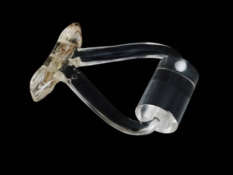 1940Er Jahre Klare Reverse Geschnitzte Lucite Eisblock Würfel Eiszange Neuheit Brosche von VintageMinks