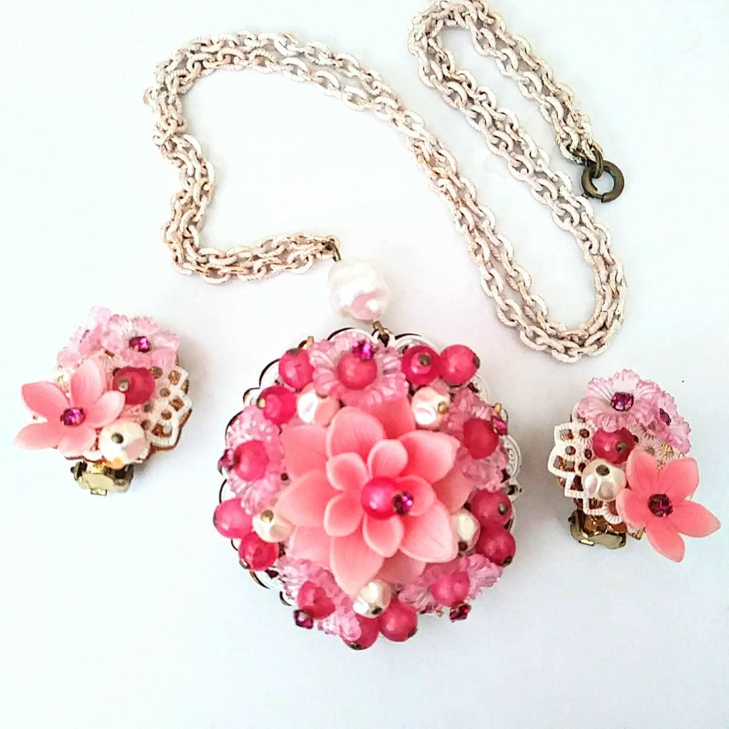 1950S W Germany Rosa Lila Weiß Kunststoff Blumen Ohrring Halskette Set von VintageMinks