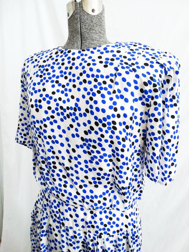 1980Er Jahre Adrianna Pall Seide Polka Dot Taschen Tropfen Taille Seidenkleid Mit Knopfleiste von VintageMinks