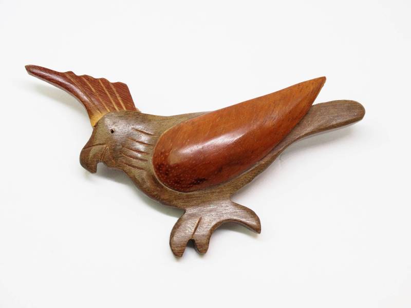 Geschnitzte Hölzerne Tukan-Vogel-Neuheit-Brosche Geschnitzte Hölzerne Tukan-Vogel-Neuheit-Brosche von VintageMinks
