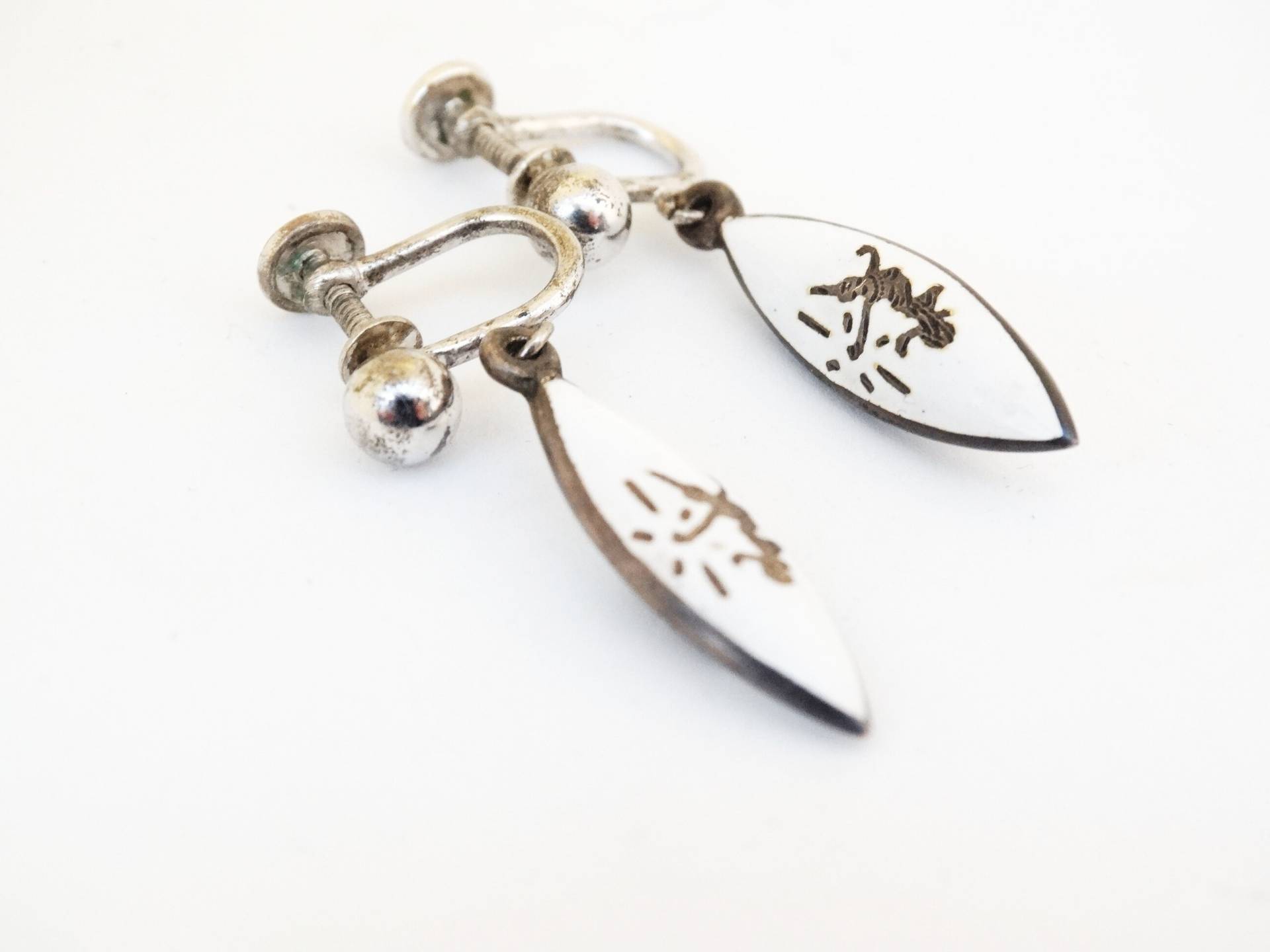 Siam Sterling Weiß Emaillierte Tropfen Screw Back Ohrringe Mekhala Göttin Des Blitzes von VintageMinks