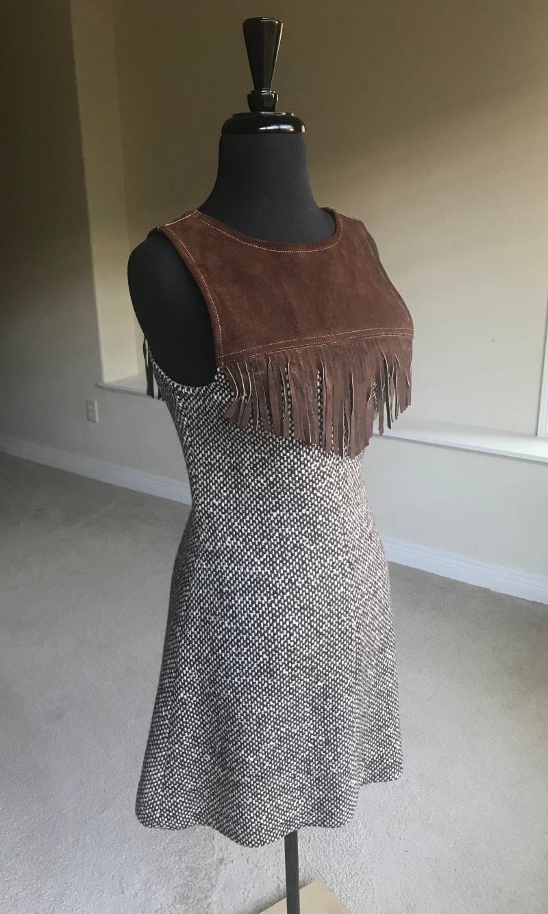 Vintage Moderne Braune Wolle Schicht Mantel Kleid Hängen Wildleder Fransen Vintage Moderne Braune Wolle Schicht Mantel Kleid Hängen Wildleder Fransen von VintageModSquad