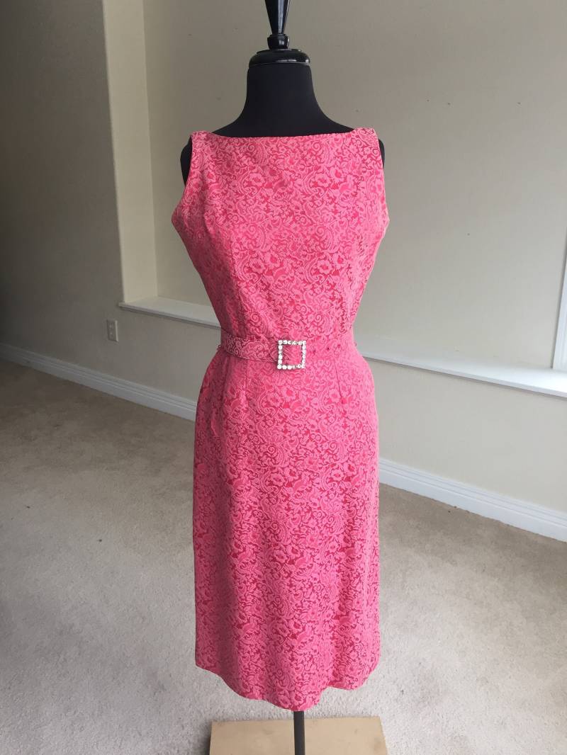Vintage Moderne Rosa Fuchsia Brokat Wiggle Bleistift Kleid Vintage Moderne Rosa Fuchsia Brokat Wiggle Bleistift Kleid von VintageModSquad