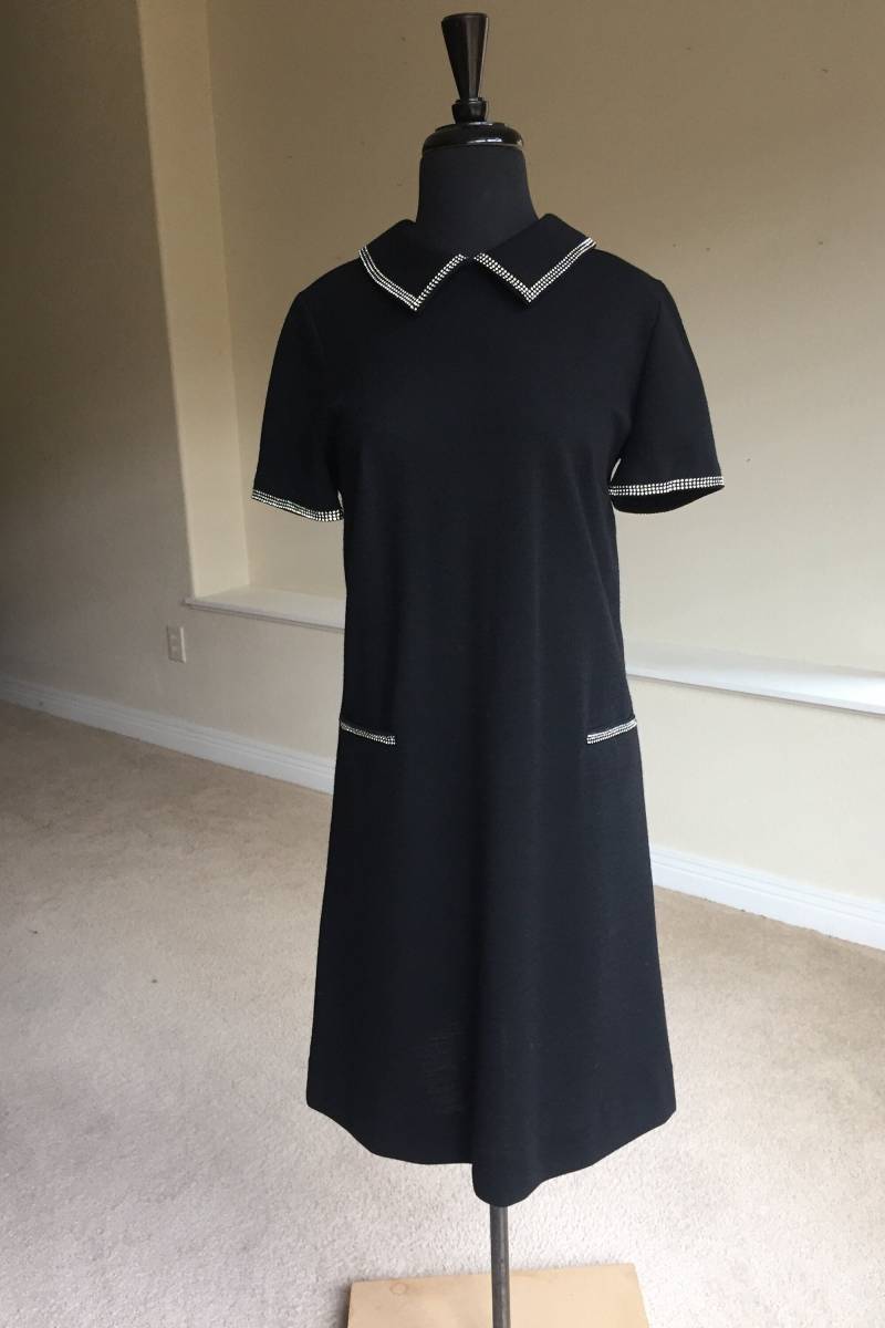 Vintage Moderne Schwarze Butte Stricken Scheide Shift Kleid Strass Vintage Moderne Schwarze Butte Stricken Scheide Shift Kleid Strass von VintageModSquad