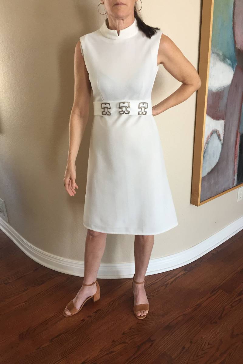 Vintage Weiß Moderne Scheide Ausgestattet Kleid Metall Abstrakte Gürtel Empire Taille Vintage Weiß Moderne Scheide Ausgestattet Kleid Metall Abstrakte Gürtel Empire Taille von VintageModSquad