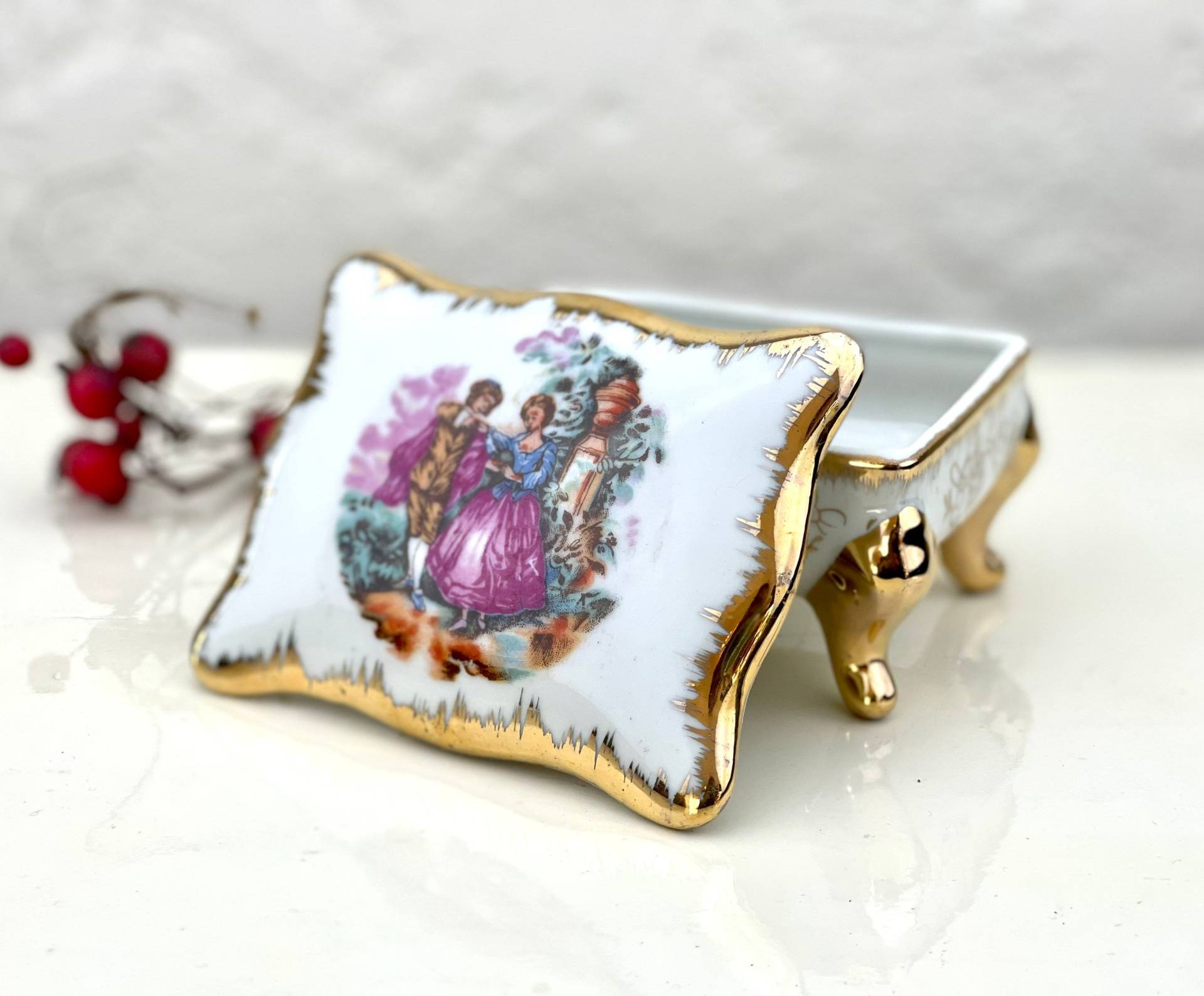 Wunderschöne in Gold Dekorierte Porzellandose Zur Aufbewahrung Von Schmuck, Vintage Aus Europa von VintageMuseumShop