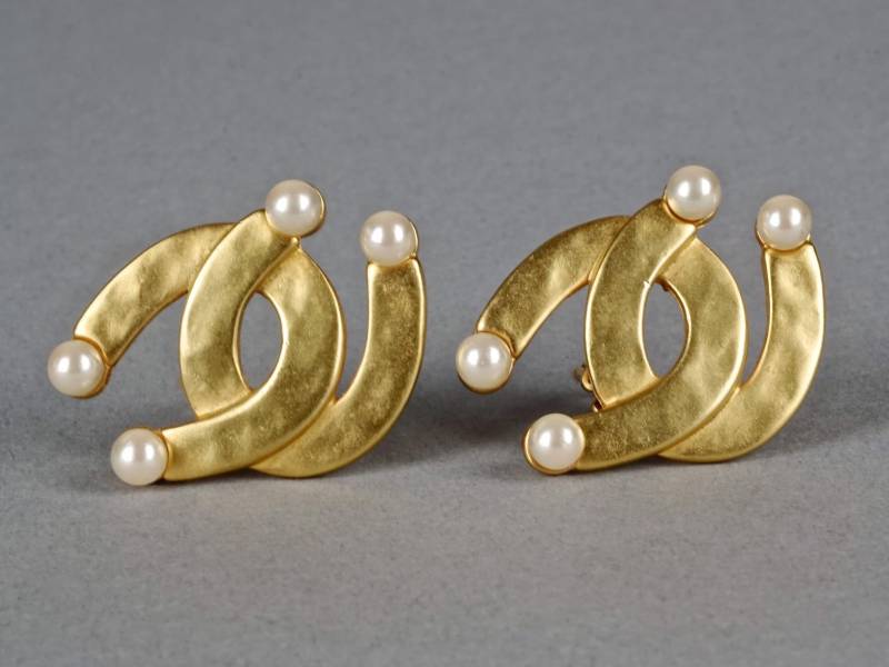 Vintage Karl Lagerfeld Doppel-Hufeisenperlen-Ohrringe von VintageNMode