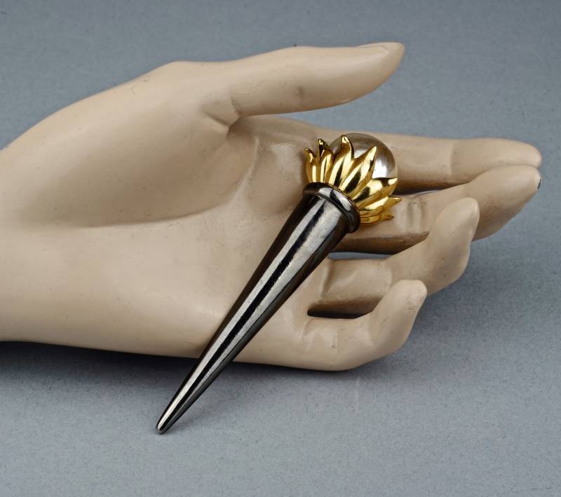 Vintage Karl Lagerfeld Fackel Perlenbrosche von VintageNMode