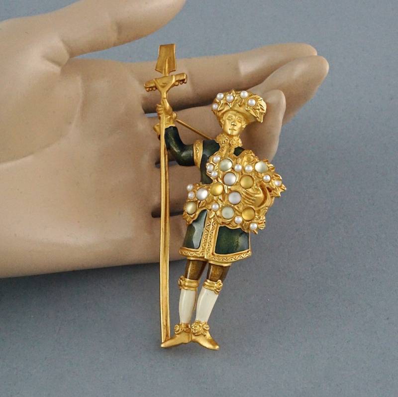 Vintage Seltene Karl Lagerfeld Figural Ernte Motiv Emaille Brosche von VintageNMode