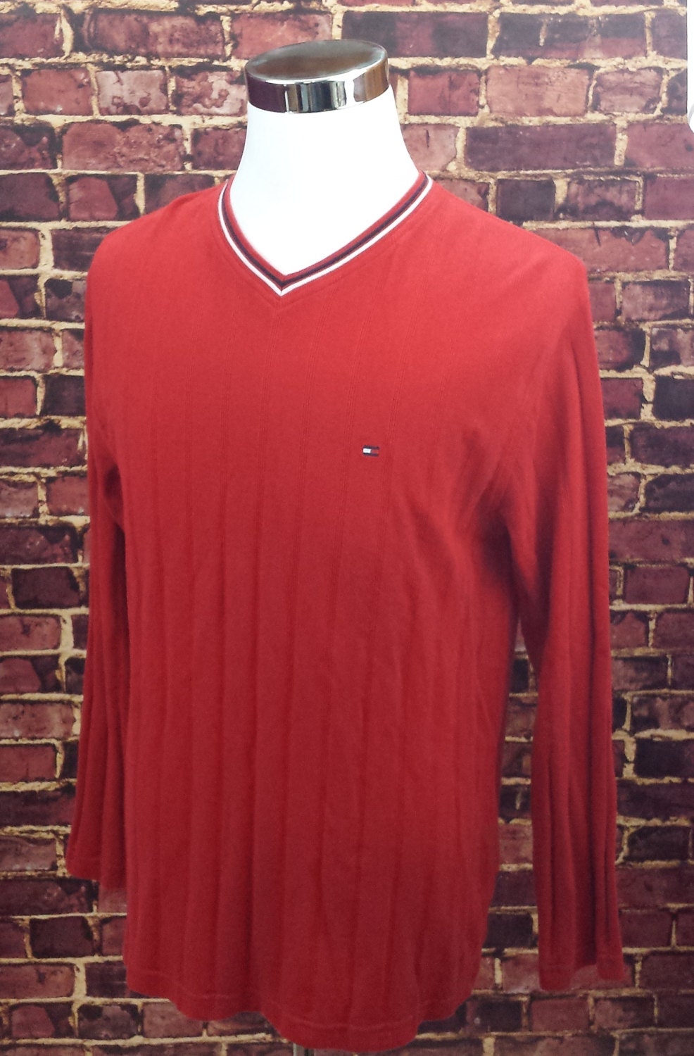Tommy Hilfiger 90S Tommy Jeans Red Long Sleeve V Neck Pullover Sweater Jumper | Größe Männermedium 90Er Jahre Mode Hip Hop Bekleidung Tommy Hilfiger 90S Tommy Jeans Red Long Sleeve V Neck Pullover Sweater Jumper | Größe Männermedium 90Er Jahre Mode Hip Hop Bekleidung von VintageNThrowbacks
