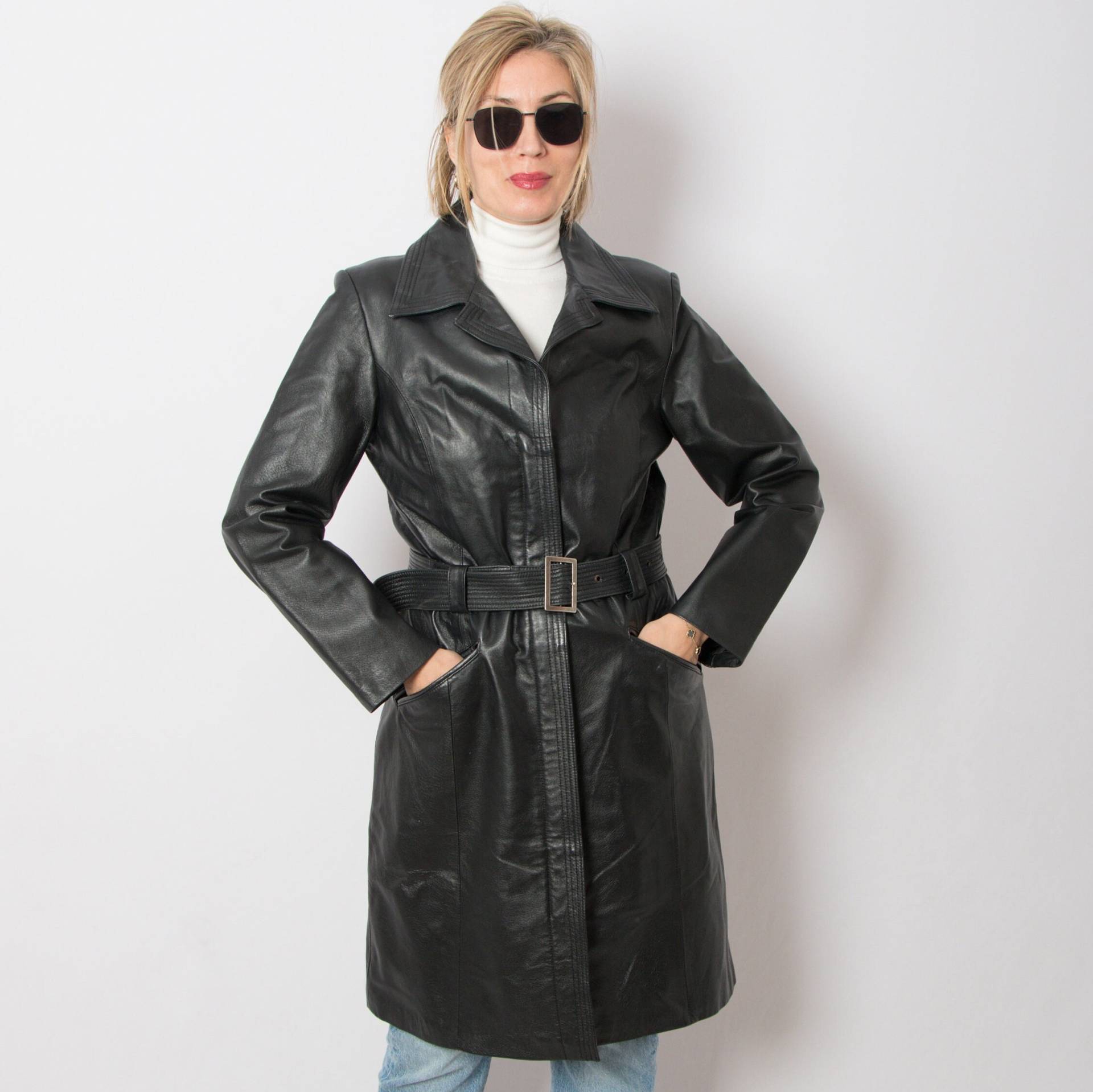 90Er Y2K Schwarzer Leder Trenchcoat Damen Minimalistisch Zeitlos Mittelgroß Geschenk Für Freundin Frau von VintageNr5