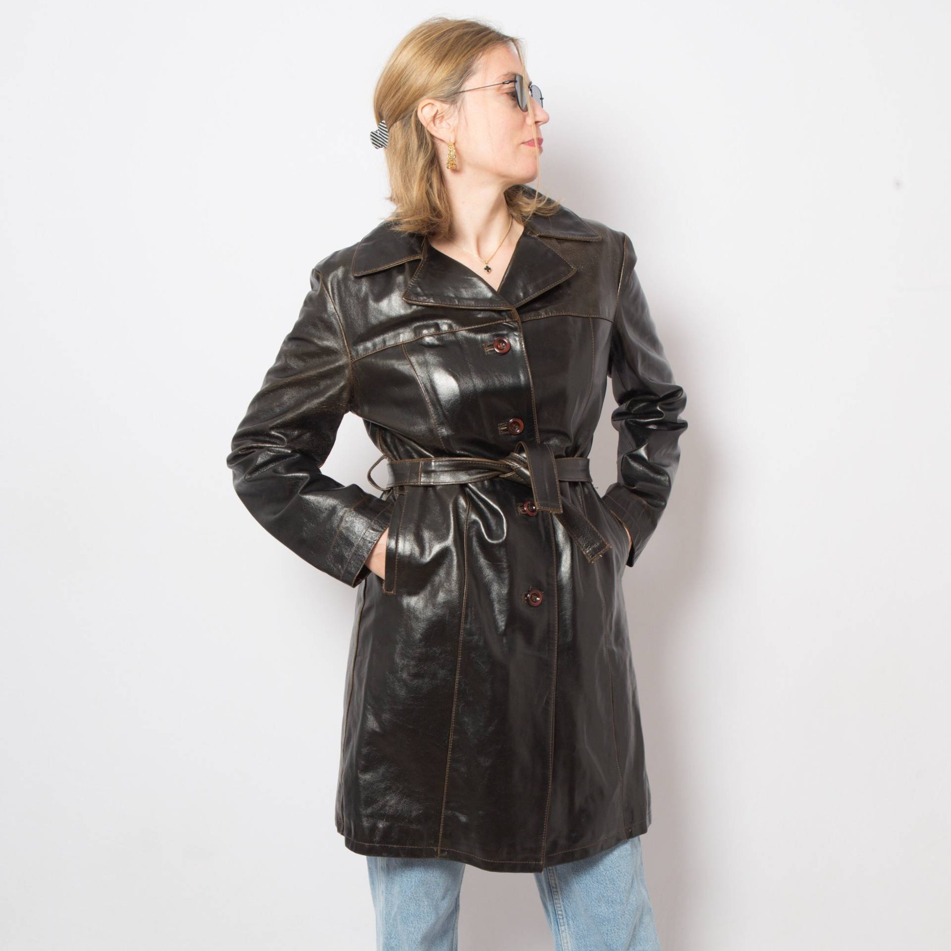 Vintage Brauner Leder-Trenchcoat Für Damen, Wunderschönes Glänzendes Leder, Inspiriert Vom 70Er-Jahre-Detektiv-stil, Mittelgroßes Geschenk von VintageNr5