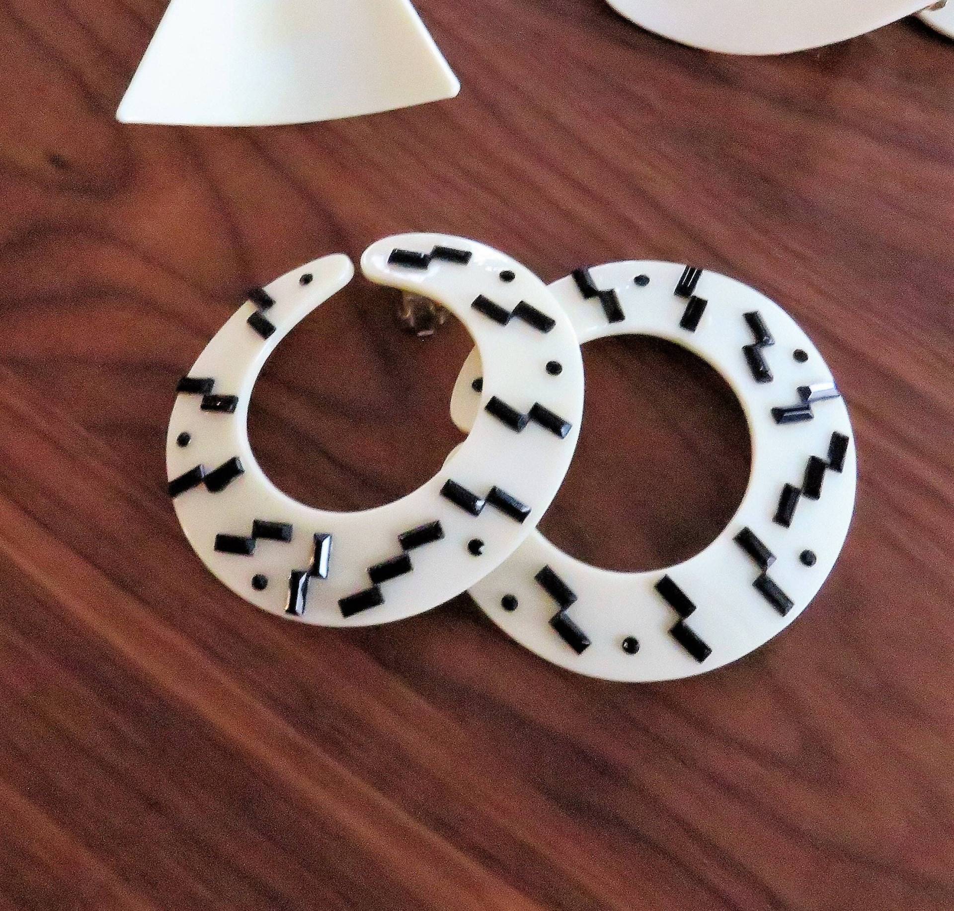 Bill Schiffer Large Statement Acryl Ohrclips - Schwarzes Konfetti Passend Für Laufsteg Bill Schiffer Large Statement Acryl Ohrclips - Schwarzes Konfetti Passend Für Laufsteg von VintageOak