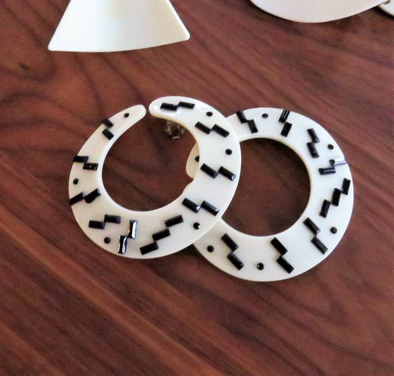 Bill Schiffer Large Statement Acryl Ohrclips - Schwarzes Konfetti Passend Für Laufsteg Bill Schiffer Large Statement Acryl Ohrclips - Schwarzes Konfetti Passend Für Laufsteg von VintageOak
