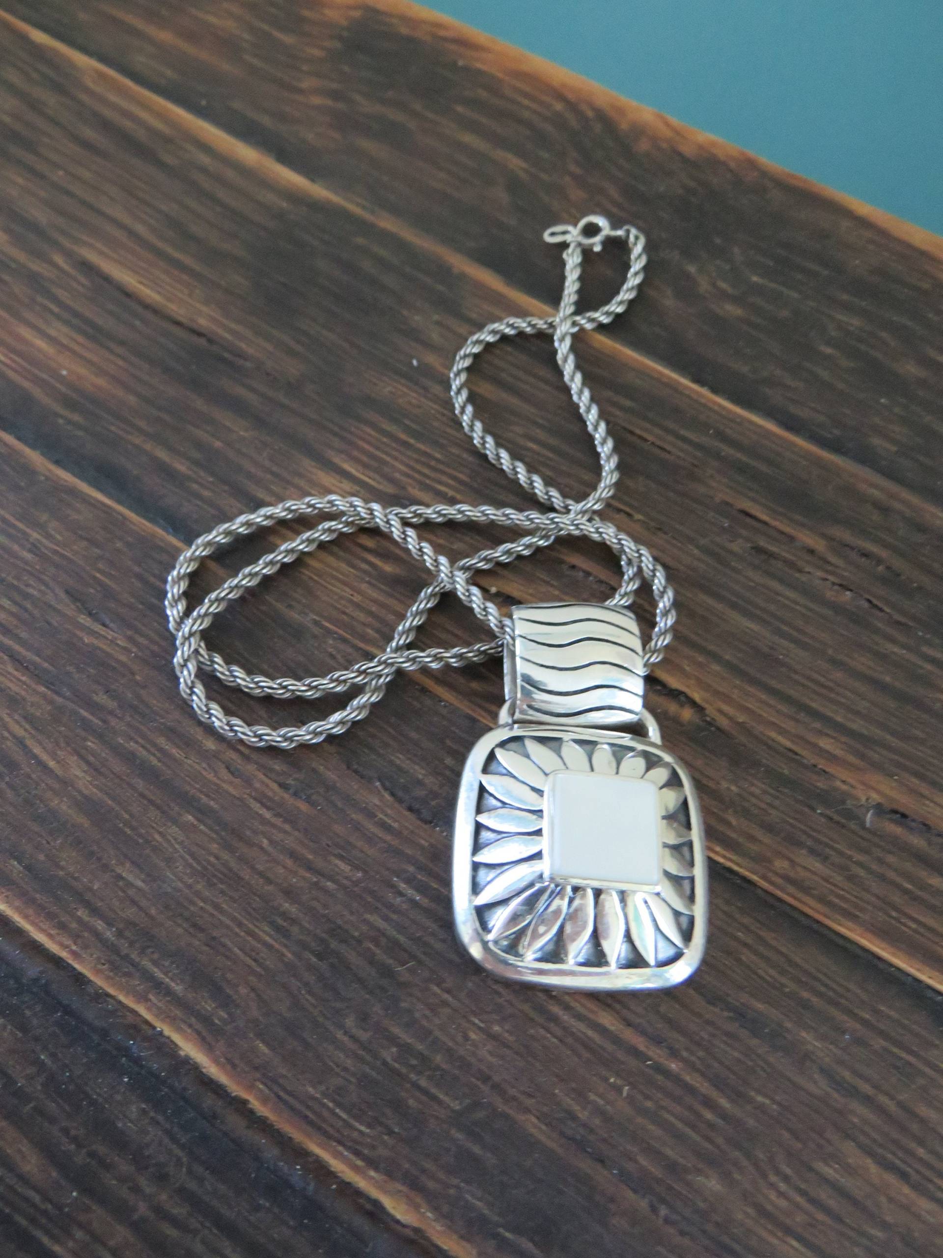 Großer Weißer 3D Perlmutt Anhänger Aus Sterling Silber An Einer Hochwertigen Gedrehten Seil Kette Großer Weißer 3D Perlmutt Anhänger Aus Sterling Silber An Einer Hochwertigen Gedrehten Seil Kette von VintageOak