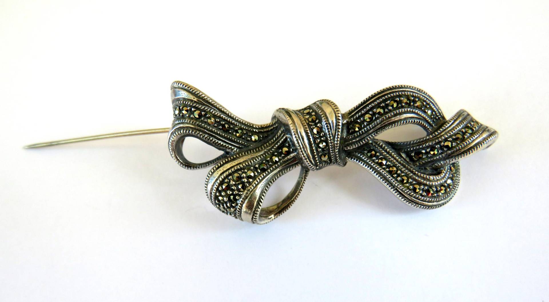 Judith Jack Sterling Markasit Geschwungene Bow Brosche, Elegante Art-Deco-Stil Silberbrosche Judith Jack Sterling Markasit Geschwungene Bow Brosche, Elegante Art-Deco-Stil Silberbrosche von VintageOak
