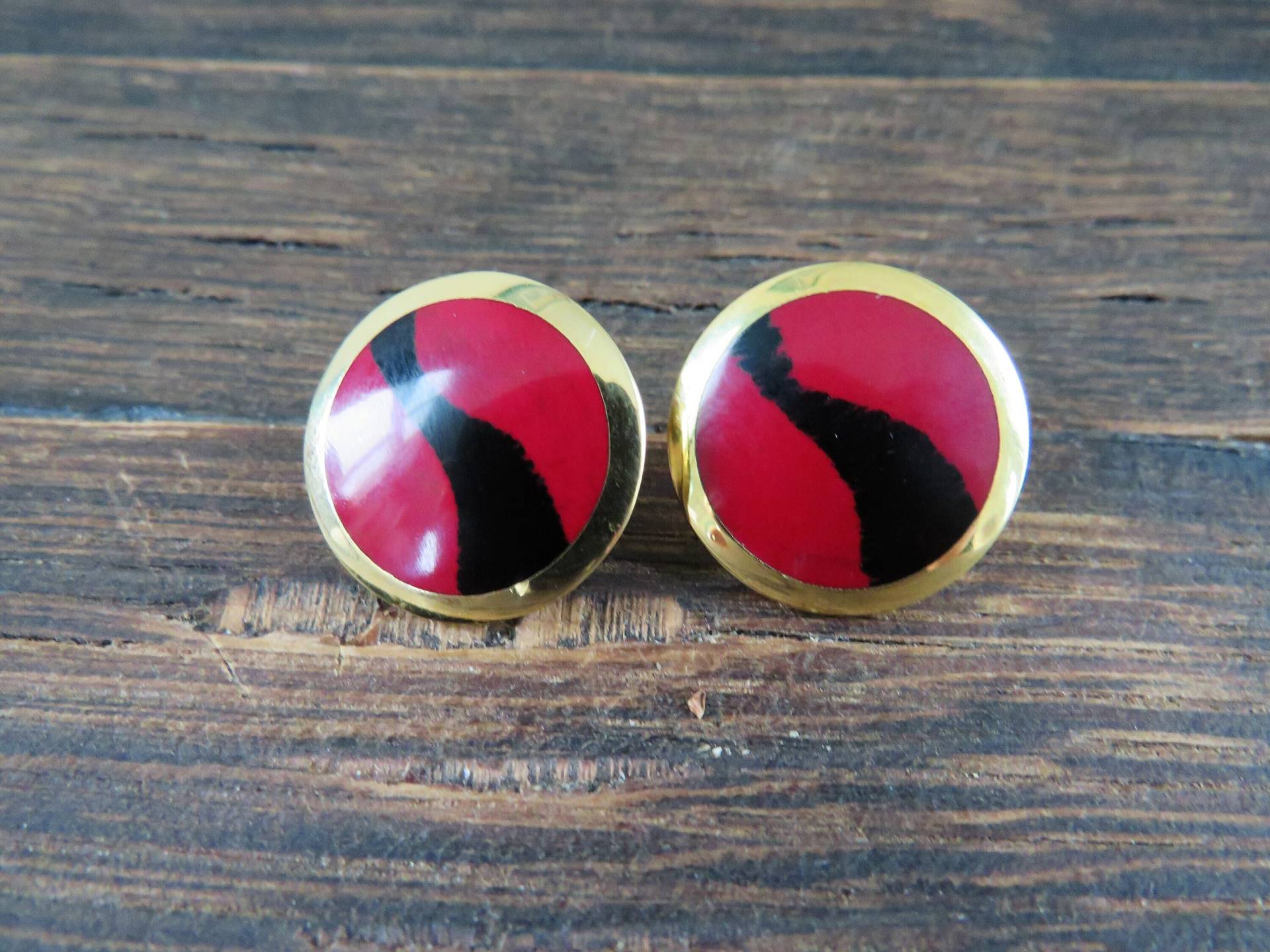 Laurel Burch Kashi Ohrstecker, Rot, Bland, Goldton Signiert Laurel Burch Kashi Ohrstecker, Rot, Bland, Goldton Signiert von VintageOak