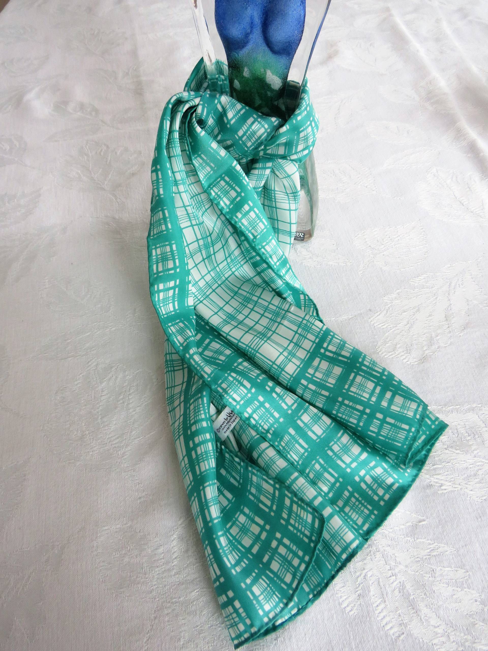 Vera Mint | Teal Grün Weiß Vera Nuemann Länglicher Polyester Schal Handrollierter Saum Vera Mint | Teal Grün Weiß Vera Nuemann Länglicher Polyester Schal Handrollierter Saum von VintageOak