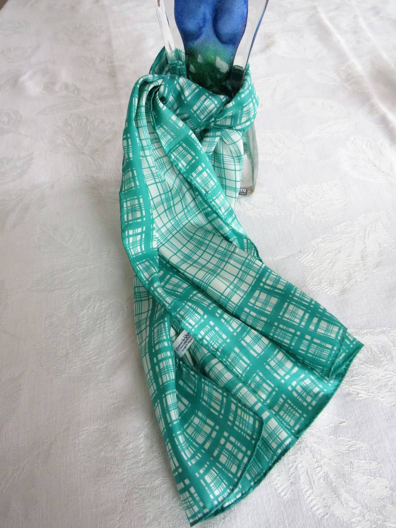 Vera Mint | Teal Grün Weiß Vera Nuemann Länglicher Polyester Schal Handrollierter Saum Vera Mint | Teal Grün Weiß Vera Nuemann Länglicher Polyester Schal Handrollierter Saum von VintageOak