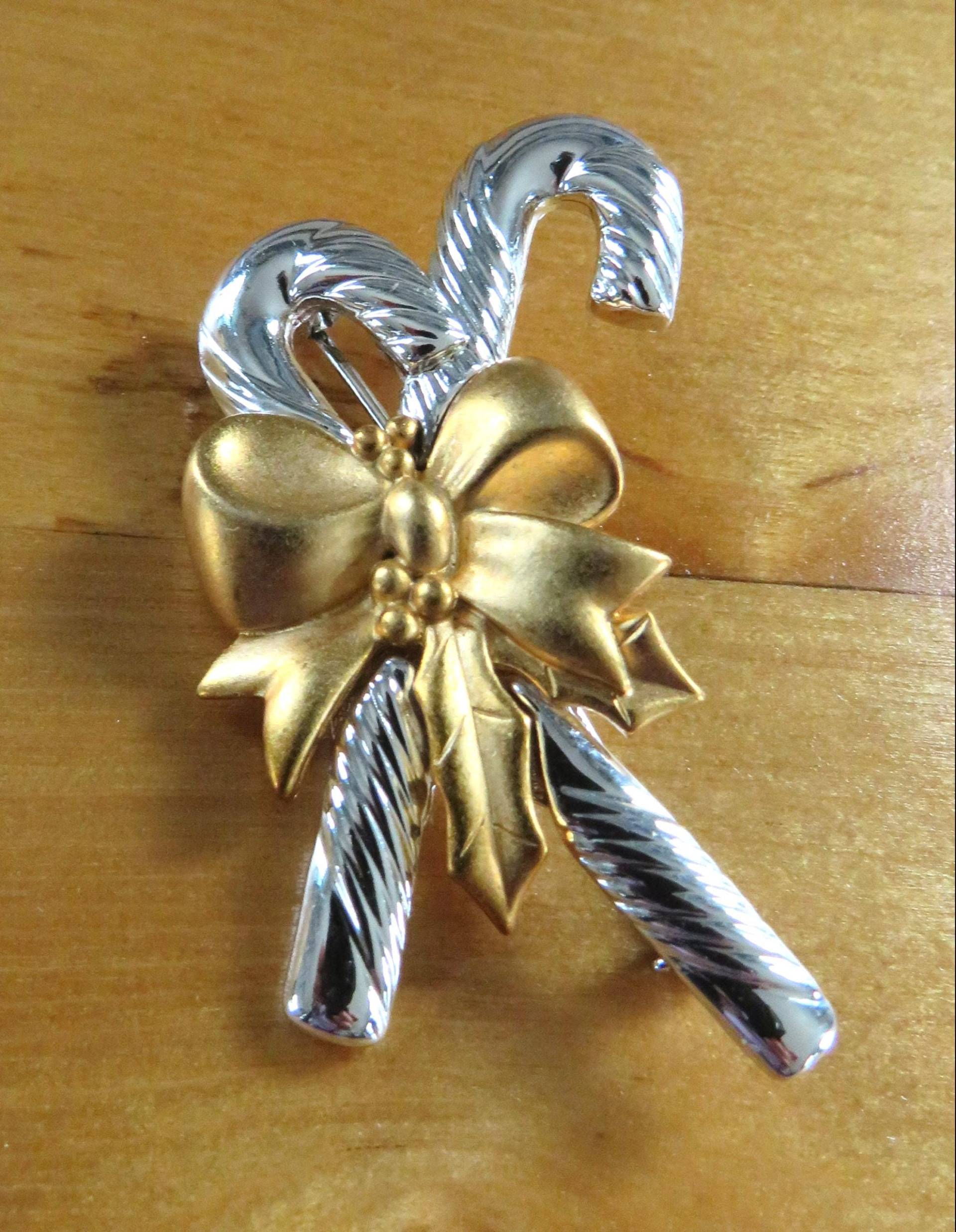 Vintage Danecraft Weihnachtsbrosche Zuckerstangen-Schleife, Silber - Und Goldfarben Vintage Danecraft Weihnachtsbrosche Zuckerstangen-Schleife, Silber - Und Goldfarben von VintageOak