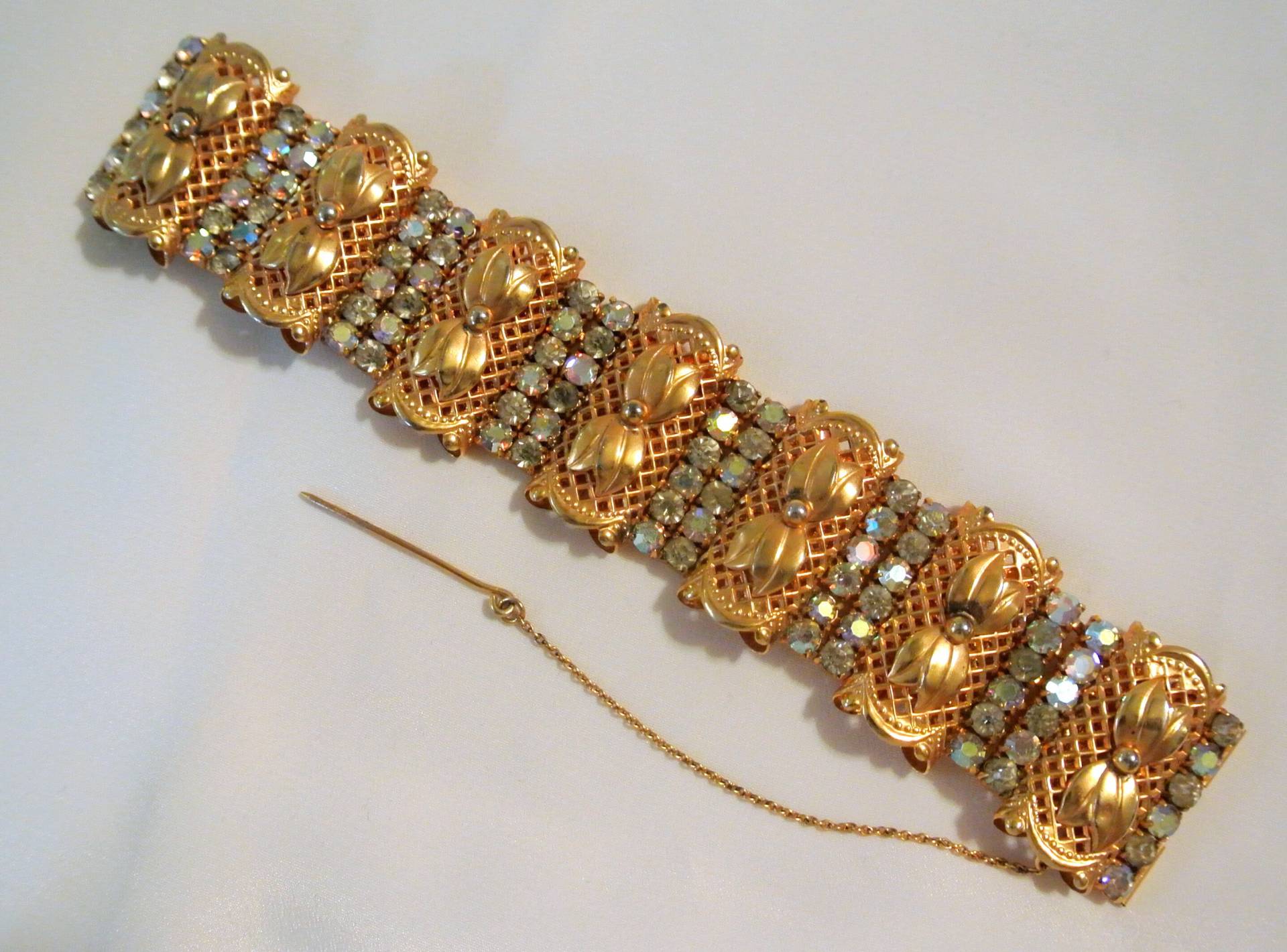 Vintage Aurora Borealis Und Gold Ton Armband Vintage Aurora Borealis Und Gold Ton Armband von VintageObjectsShoppe