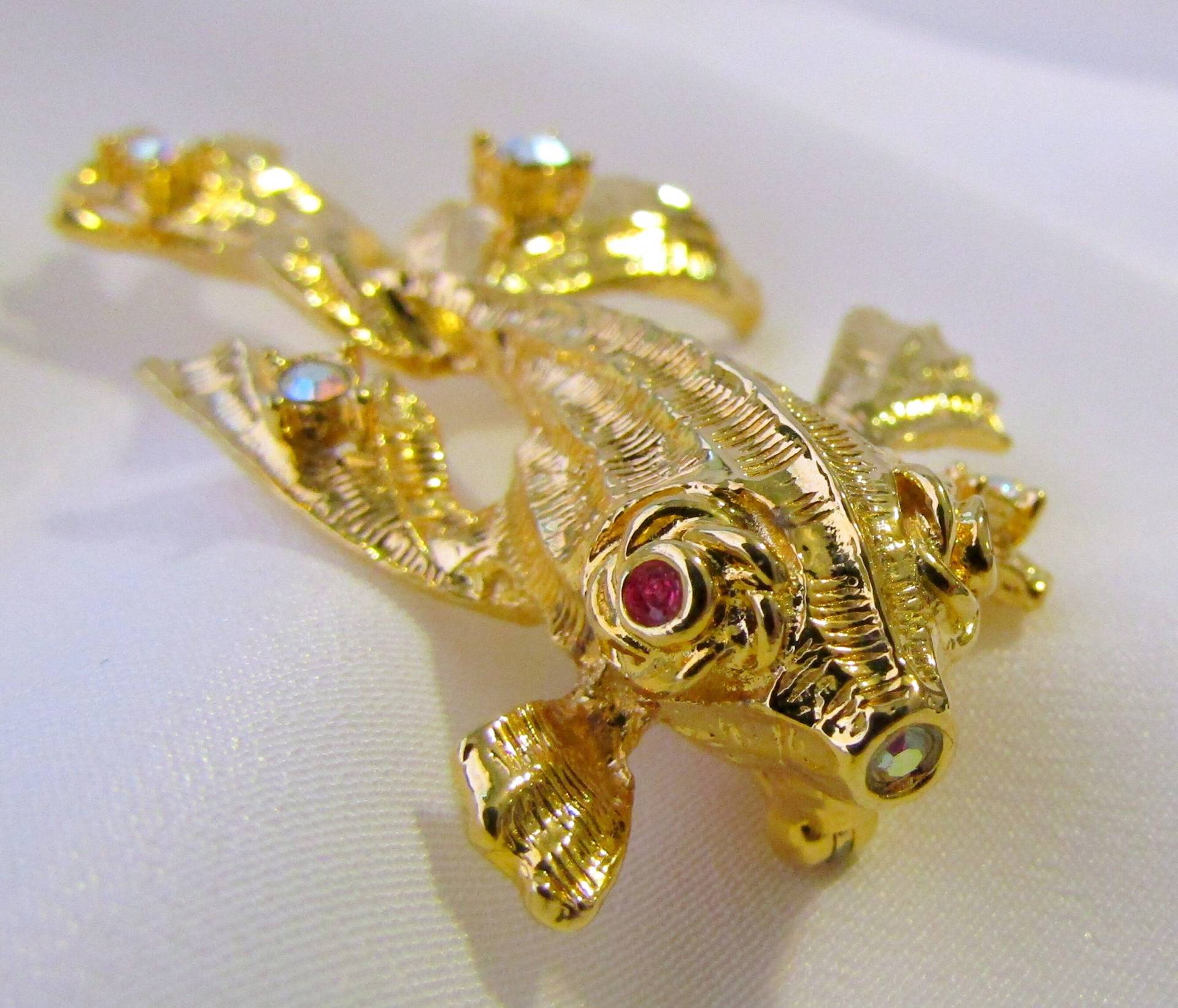 Vintage Coy Fisch Strass Brosche Anstecknadel von VintageObjectsShoppe