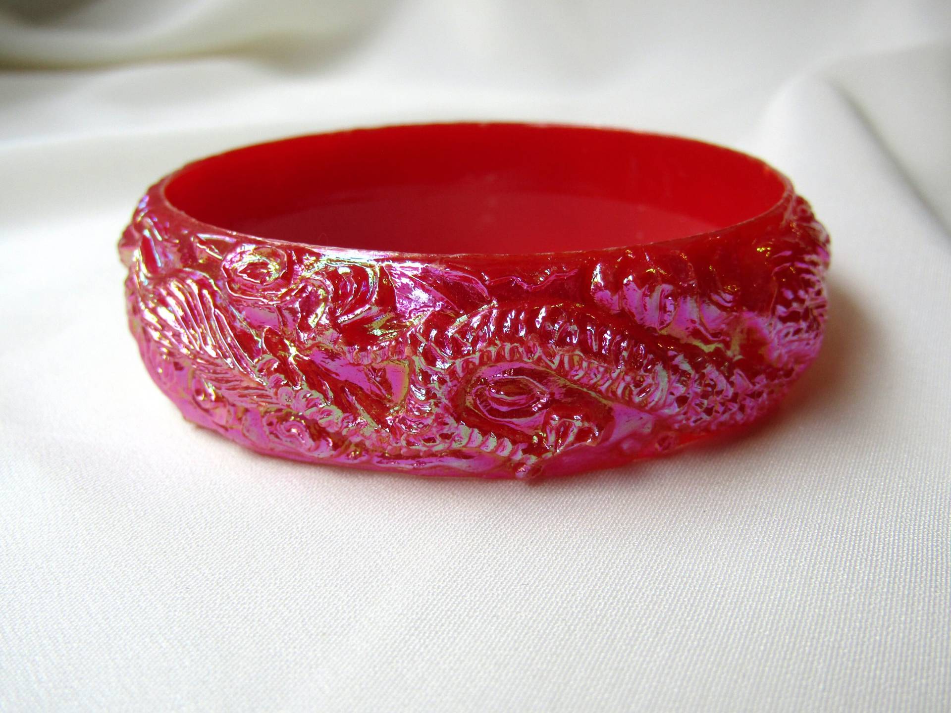 Vintage Kunststoff Irisierender Drachen Armreif Vintage Kunststoff Irisierender Drachen Armreif von VintageObjectsShoppe