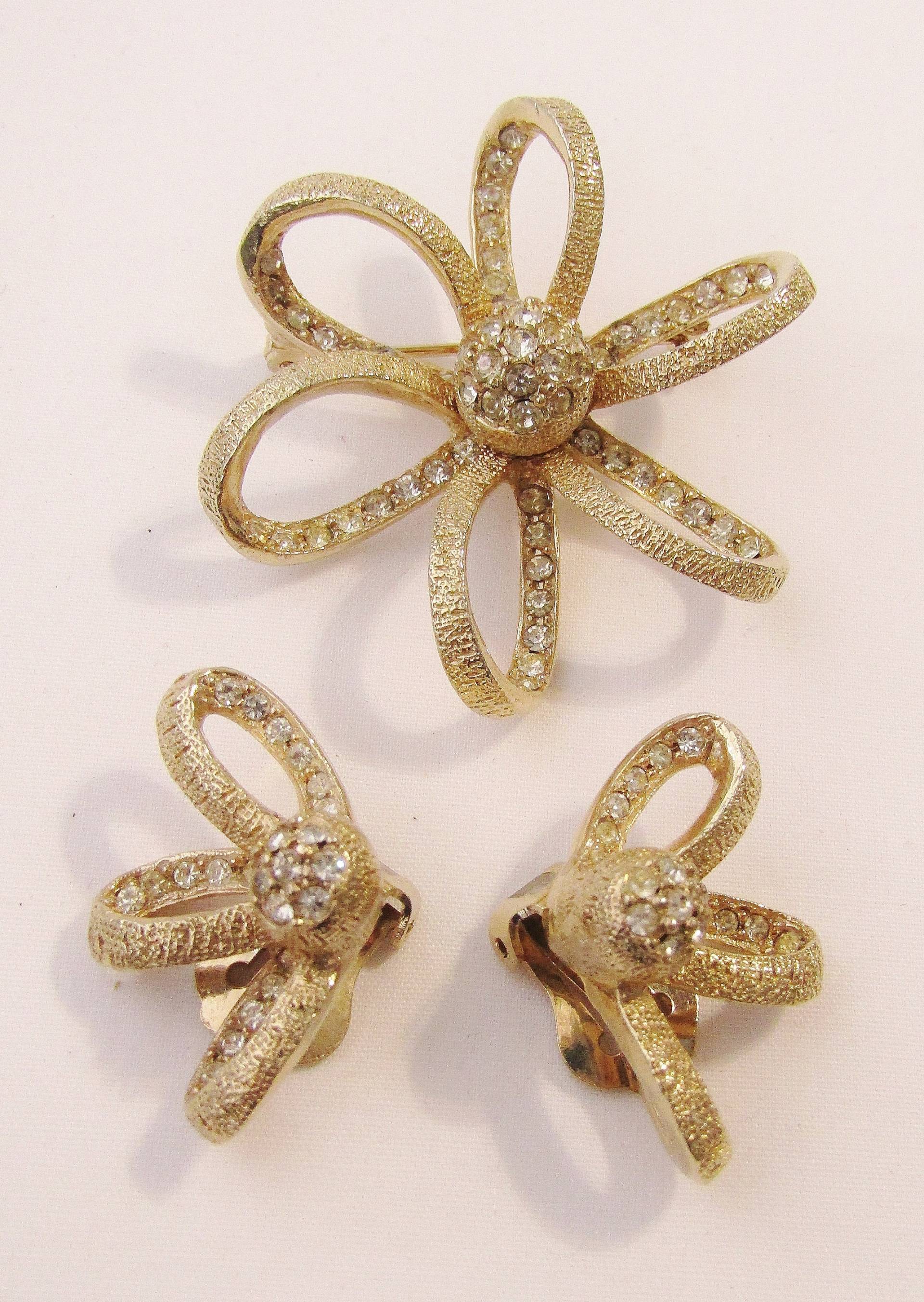 Vintage Ledo Rhinestones Brooch Earring Set Demi Parure Vintage Ledo Rhinestones Brooch Earring Set Demi Parure von VintageObjectsShoppe