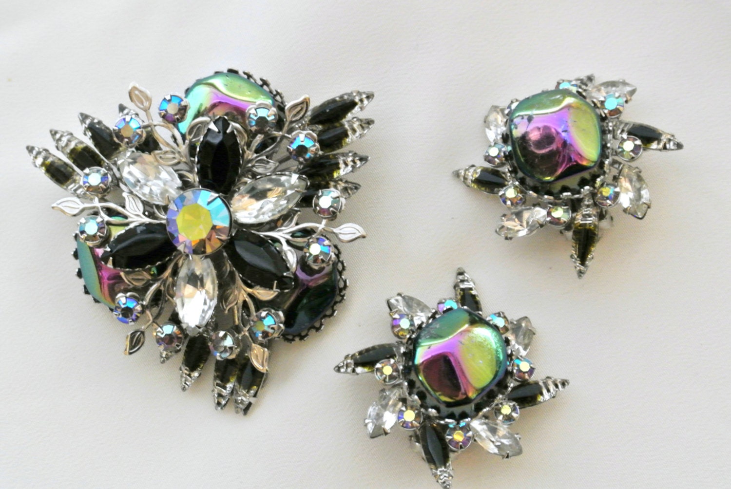 Vintage Schwarz, Aurora Borealis, Klare Strasssteine Und Chunk Borealis Cabochon Brosche Ohrringe Set Vintage Schwarz, Aurora Borealis, Klare Strasssteine Und Chunk Borealis Cabochon Brosche Ohrringe Set von VintageObjectsShoppe