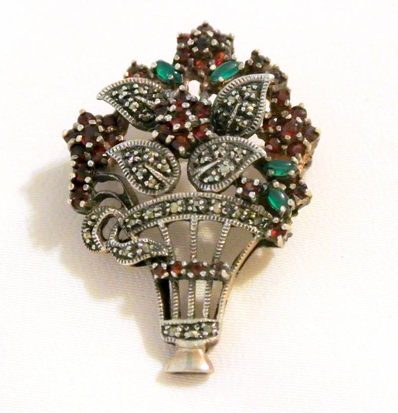 Vintage Sterling Blumenkorb Markasiten, Granate Und Grüne Quarz Brosche/Anhänger Vintage Sterling Blumenkorb Markasiten, Granate Und Grüne Quarz Brosche/Anhänger von VintageObjectsShoppe