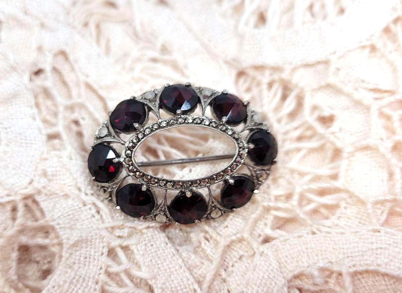 Elegante Vintage-Brosche Mit Granat Und Markasit Aus 935Er Silber Elegante Vintage-Brosche Mit Granat Und Markasit Aus 935Er Silber von VintageOldRose
