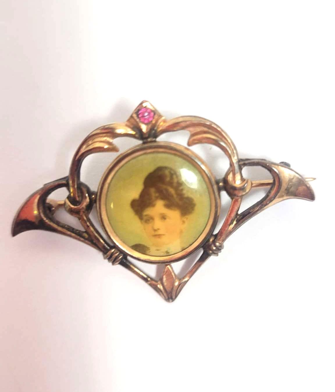 Jugendstil Brosche, Golddouble, Fotobrosche Mit Roten Steinen, Erinnerungsfoto. Viktorianisch Jugendstil Brosche, Golddouble, Fotobrosche Mit Roten Steinen, Erinnerungsfoto. Viktorianisch von VintageOldRose