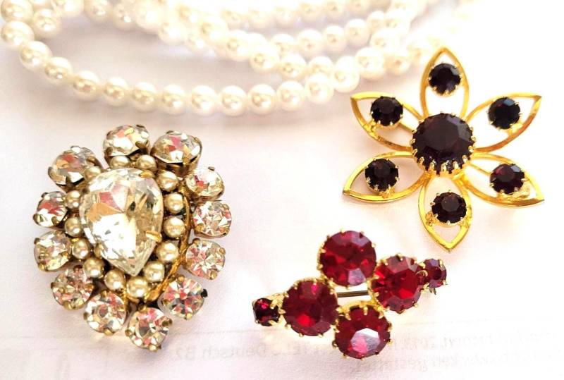 Vintage Broschen Set Aus Tschechoslowakei - 1950Er Jahre Diamant- & Granatglas Art Deco Stil Sammlerstücke Schmuck Kollektion, Geschenk Vintage Broschen Set Aus Tschechoslowakei - 1950Er Jahre Diamant- & Granatglas Art Deco Stil Sammlerstücke Schmuck Kollektion, Geschenk von VintageOldRose