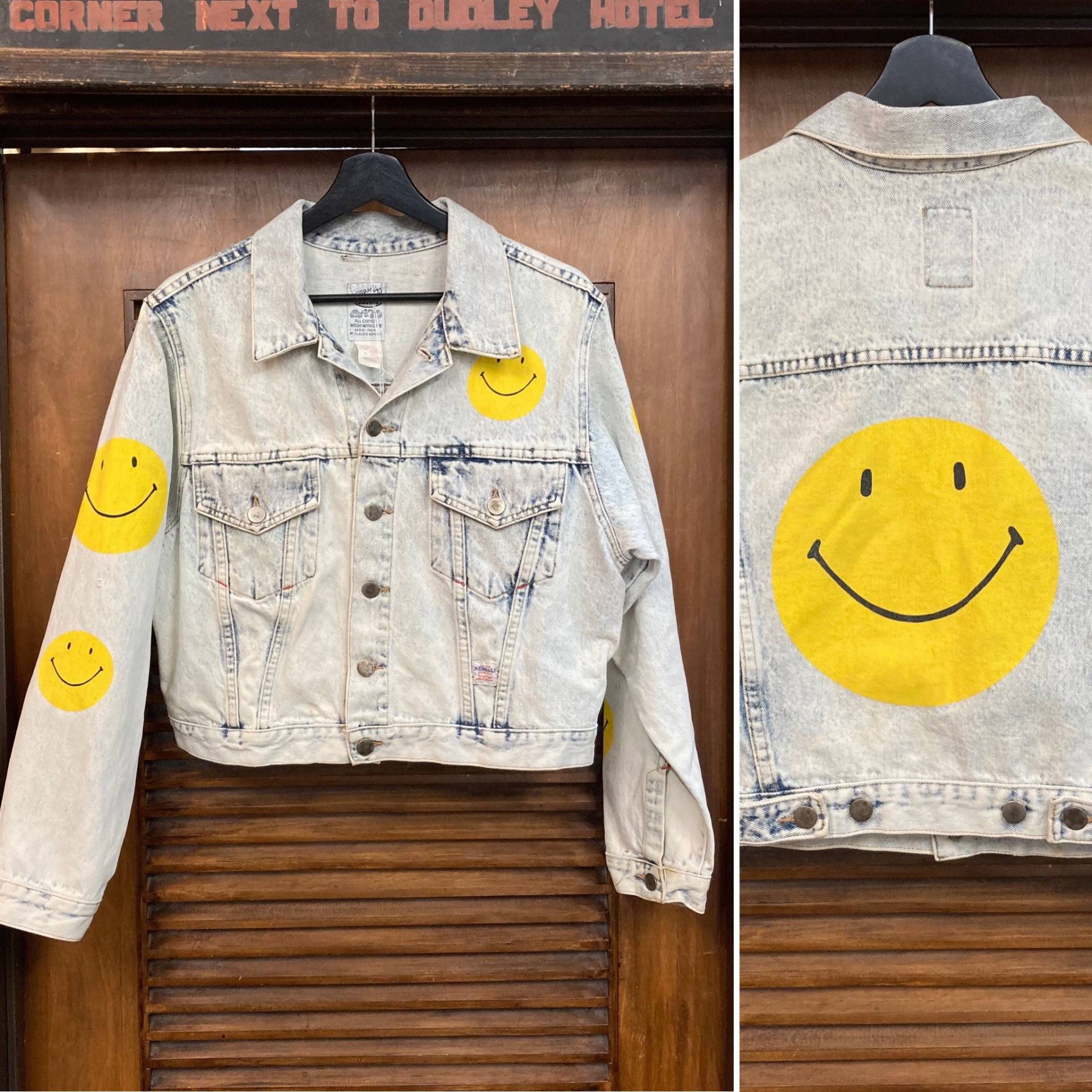 Vintage 1980Er "Smiley Face" Acid Wash Cropped Denim Trucker Jacke, 80Er Bemalte Jean Kleidung von VintageOnHollywood