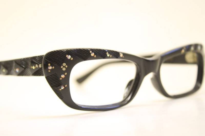 Kleine Unbenäufliche Schwarze Strass-Katzenaugen-Brille Neuwertige Alte Lagerware Kleine Unbenäufliche Schwarze Strass-Katzenaugen-Brille Neuwertige Alte Lagerware von VintageOpticalShop