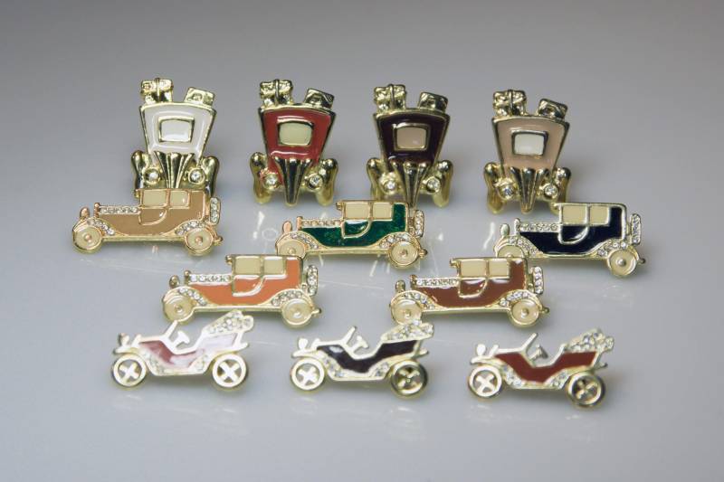 12 Stück Oldtimer Broschen 80Er Jahre - Emailliert Verschiedene Farben Vintage Old Cars Brooch Pins From The 80S Rhinestone Enamelled von VintageOrganaut