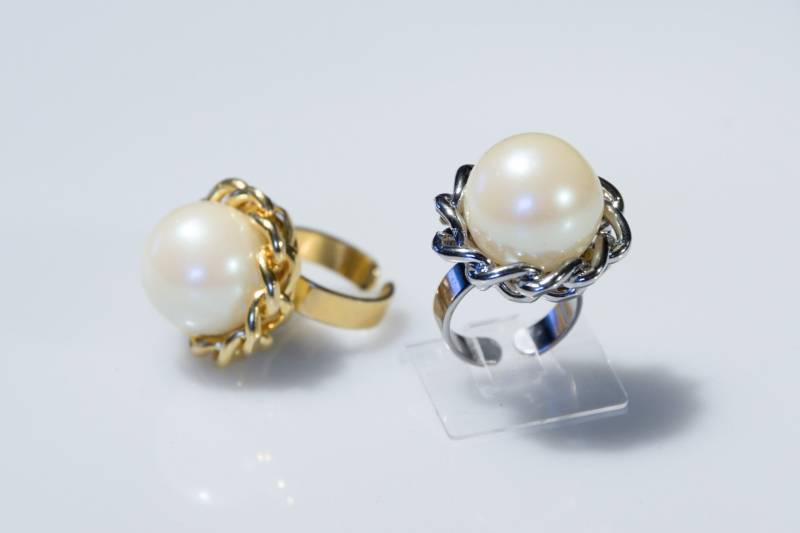 2 Stück Ring Mit Großer Perle Gold- Und Silberfarbiger Statement Fingerring 60Er Jahre Kostüm Schmuck - Faux Pearl Brutalism Style Vintage von VintageOrganaut