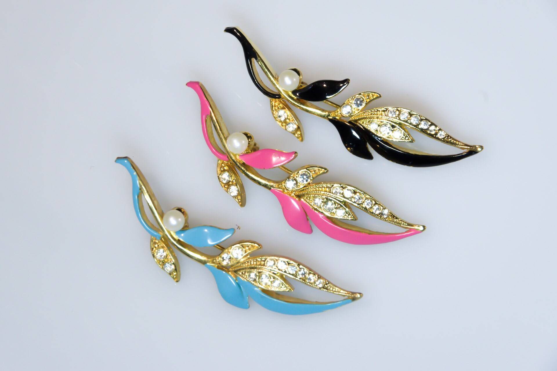 3 Pcs. Floral Leaf Brooch With Rhinestones & Pearls Pins 80S Enamelled in Different Colors - Light Blue Pink Black Blatt Broschen von VintageOrganaut
