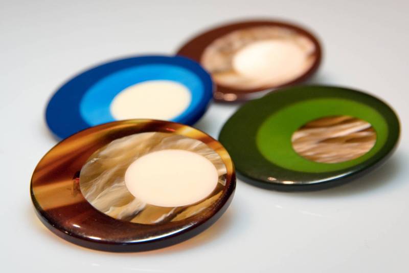 4 Stück Layered Vintage Plastic Broschen Rund 70Er Jahre - Galalith, Lucite, Celluloid Vintage Round Brooches From The 70S von VintageOrganaut