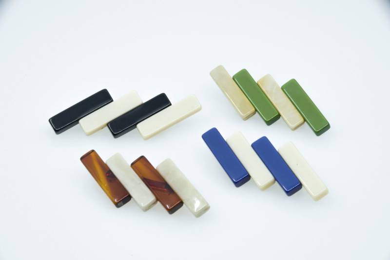 4 Stück Vintage Plastic Broschen 70Er Jahre - Galalith Verschiedene Farben Vintage Brooches From The 70S von VintageOrganaut